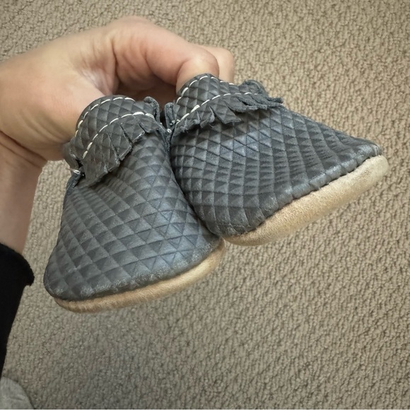 Freshly Picked Textured Gray Leather Moccasin Baby Shoe size 2 - Picture 6 of 8